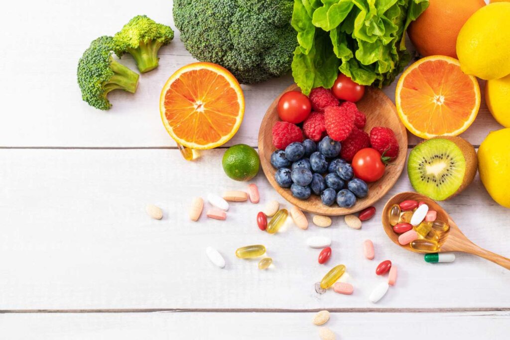 Verschiedene Früchte, Obst und Vitamintabletten